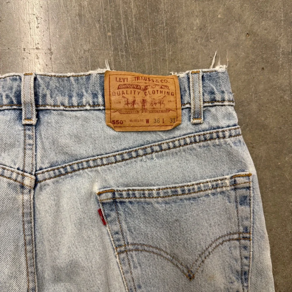 Vintage Levis 550 Mens Relaxed Fit Tapered Leg Light Wash Denim Jeans 36x31